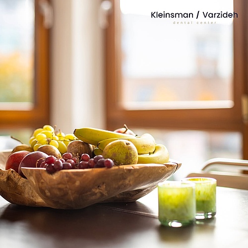 Strahlende Zähne, starkes Immunsystem. Während Sie bei uns warten, gibt’s für Sie eine Portion Vitamine für Ihr... Strahlende Zähne, starkes Immunsystem. Während Sie bei uns warten, gibt’s für Sie eine Portion Vitamine für Ihr...